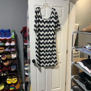 Black and white zig zag long sleeve dress